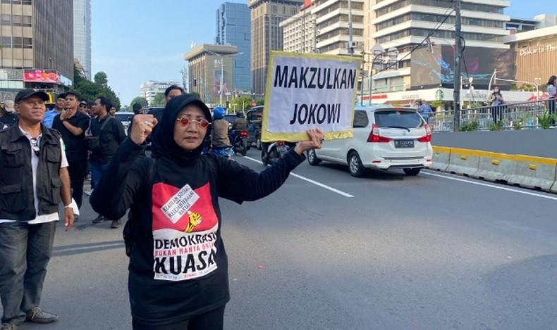 Demo di Depan Bawaslu, Emak-Emak Sampaikan Pesan ke Jokowi