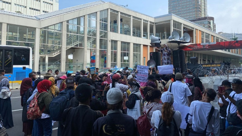 Emak-emak Demo Protes Kenaikan Harga Bahan Pokok, Sindir Bansos Dipolitisasi