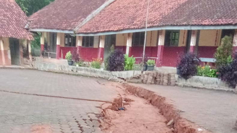 Bangunan Rusak Akibat Pergerakan Tanah di KBB, Rumah hingga Sekolah
