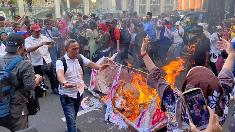 Momen Emak-emak Demo di Bawaslu, Bakar Keranda hingga Ban Bekas