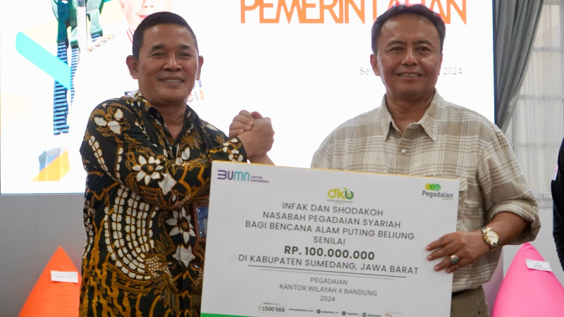 Pegadaian Salurkan Bantuan untuk Warga Terdampak Angin Kencang di Sumedang