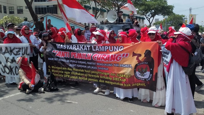 Massa Emak-Emak Gelar Aksi Damai di KPU Lampung, Sebut Pemilu 2024 Curang