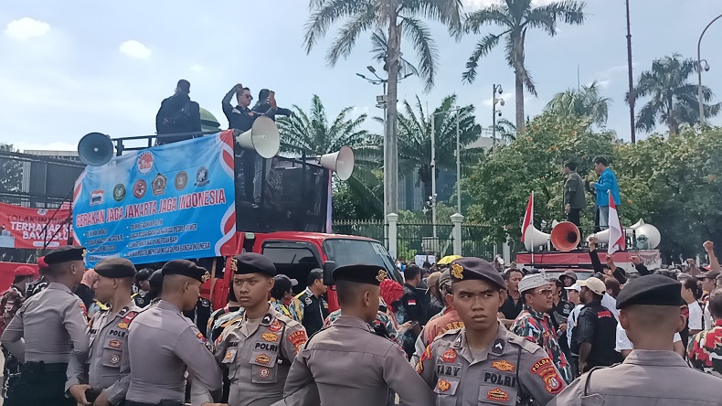 Panas! Massa Pendukung dan Penolak Hak Angket Berhadapan di DPR