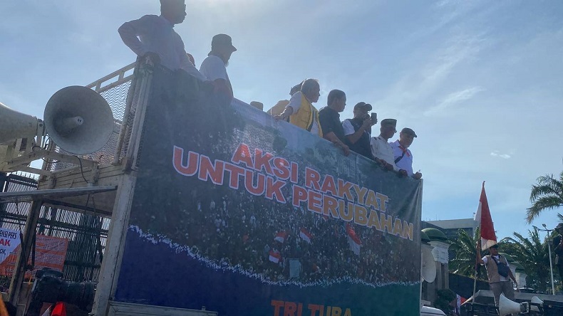 Orasi di Depan Gedung DPR, Refly Harun Serukan Pemakzulan Jokowi