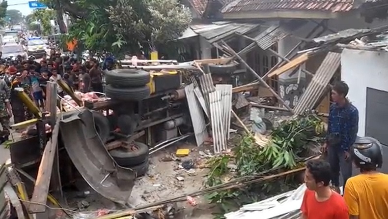 Sopir Diduga Mabuk, Truk Tabrak Rumah di Ponorogo