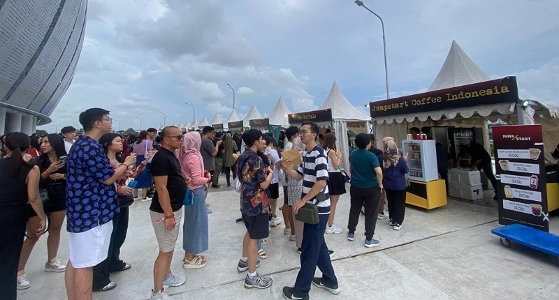 Keseruan Konser Ed Sheeran, Stand Makanan di JIS Laris Manis Diserbu Pengunjung 