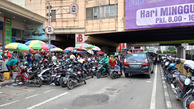 Pasar Tanah Abang Dipenuhi Pengunjung Seminggu Jelang Ramadhan