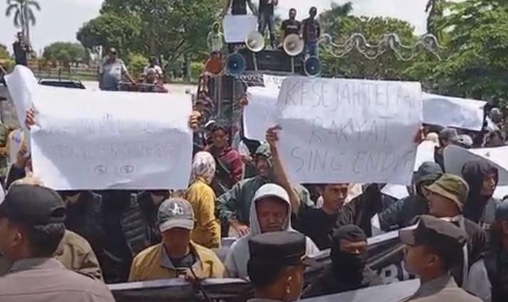 Demo Tolak Kenaikan Tiket Guci di Kantor Bupati Tegal Ricuh, Massa Robohkan Gerbang