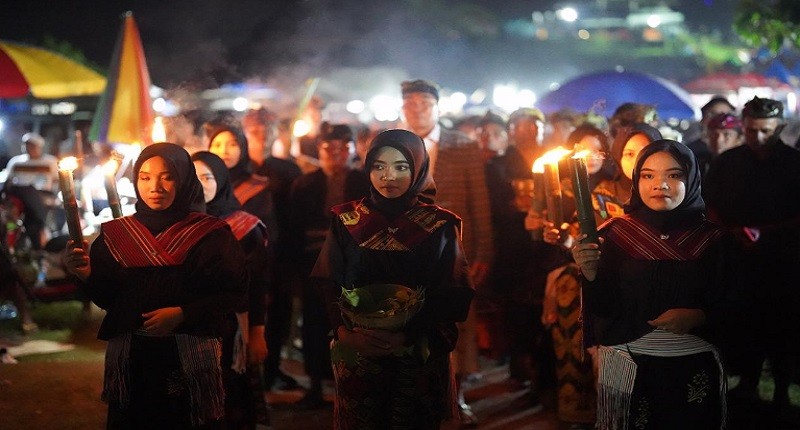 Mengintip Keunikan Festival Pesona Bau Nyale 2024, Dimeriahkan 1.000 Putri Mandalika