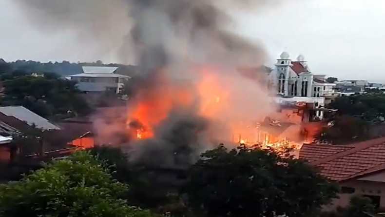 Kebakaran Hebat di Permukiman Padat Toraja Utara, Warga Panik Berjibaku Padamkan Api