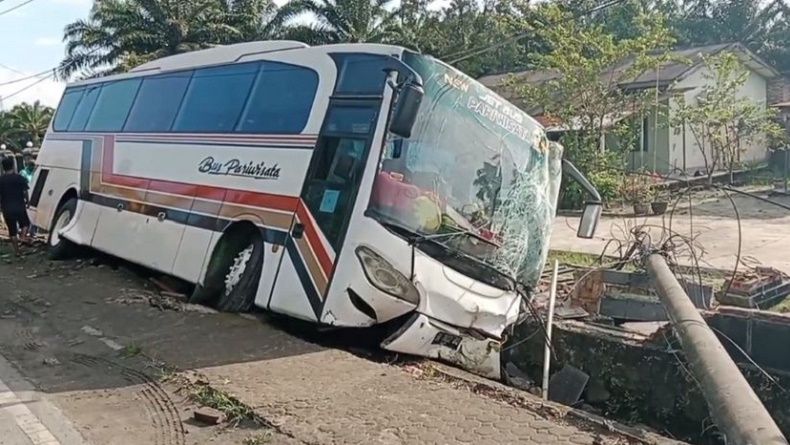Kecelakaan di Asahan, Bus Pariwisata Bawa Rombongan Pelajar Tabrak Pagar Markas Kodim