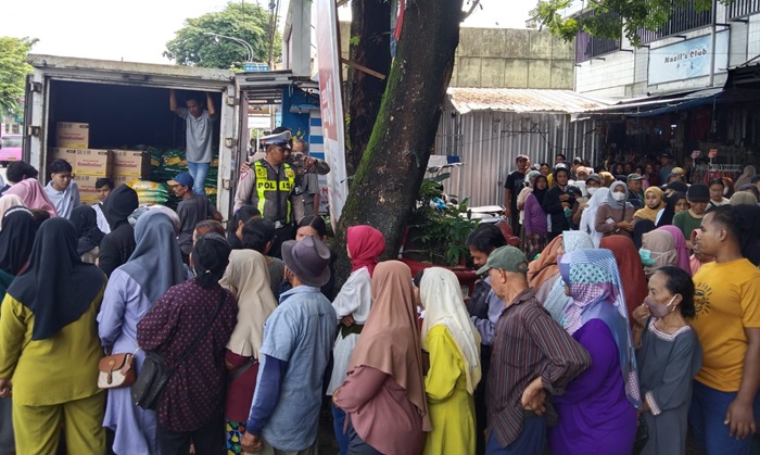 Potret Warga Malang Rela Antre Berjam-jam demi Beras dan Minyak Goreng Murah
