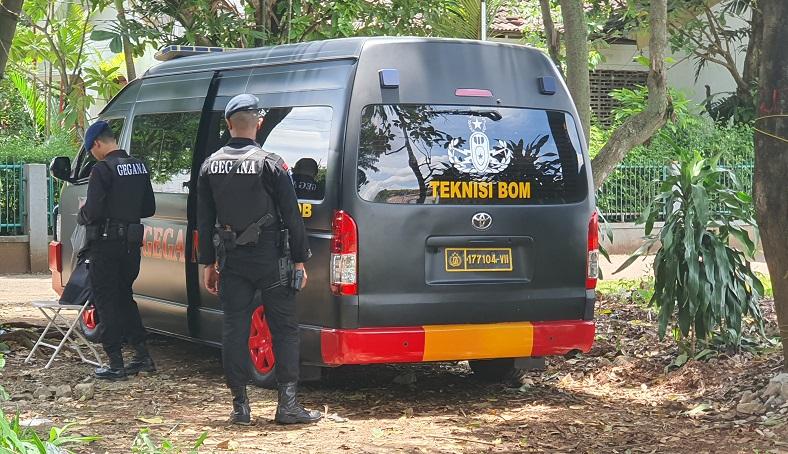 Polisi Geledah Rumah Terduga Dukun Santet di Ciputat, Temukan 2 Senpi dan Puluhan Foto