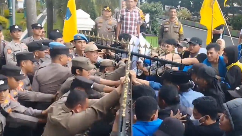 Harga Beras Mahal, Demo Mahasiswa di Ciamis Jebol Gerbang Pendopo Bupati