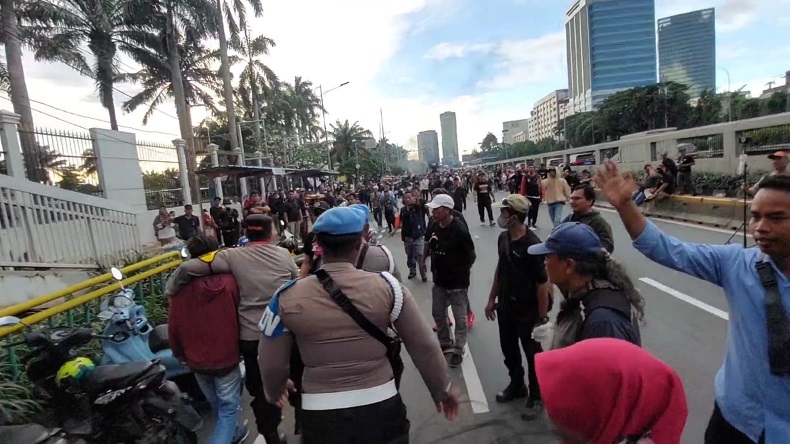 Sejumlah Pemuda Diamankan saat Demo di Depan DPR, Diduga Provokator