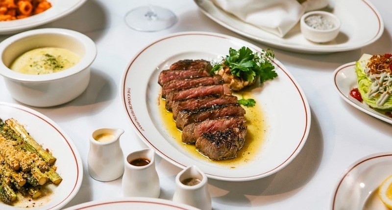 Sensasi Makan Steak di The Coach Restaurant, Suasananya seperti di New York 