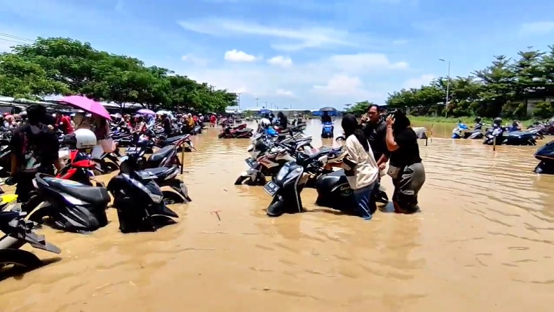 Sungai Cisanggarung Meluap, Parkiran Motor Pabrik Sepatu di Cirebon Terendam Banjir