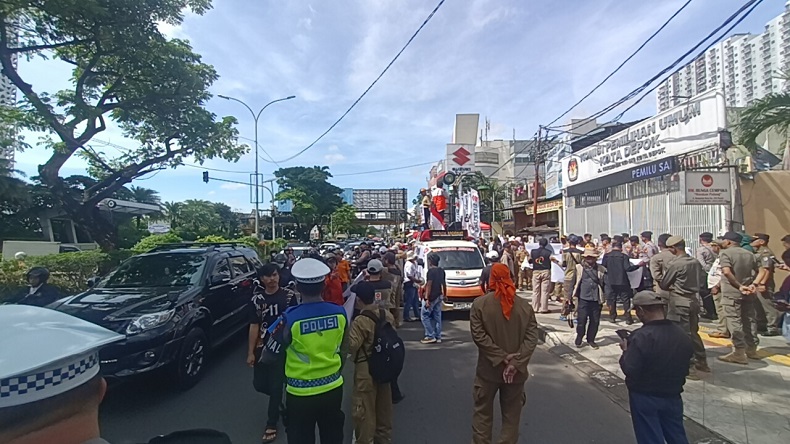 Massa PKS Demo Tolak Pemilu Curang di Kantor KPU Depok, Jalan Margonda Macet