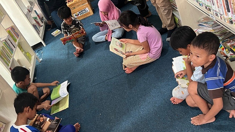 MNC Peduli Beri Bantuan Buku Bacaan, Anak di RPTRA Kebon Sirih Akui Senang
