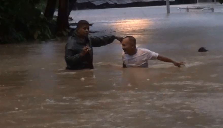 Banjir 2 Meter Rendam Ribuan Rumah di Padang, Ratusan Warga Devakuasi