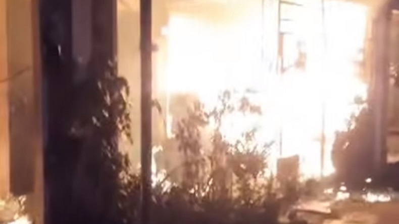 Kebakaran di Cakung Jaktim, 3 Ruko Pakaian Bekas Hangus Dilalap Api