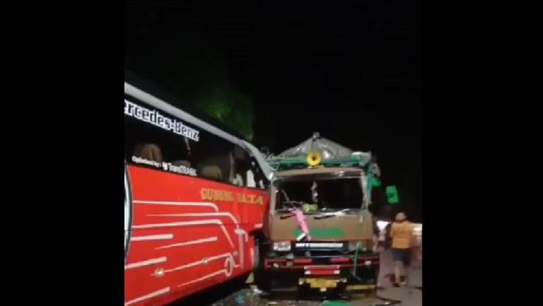 Kecelakaan di Pantura Situbondo, Bus Adu Banteng dengan Truk 2 Sopir Luka Berat