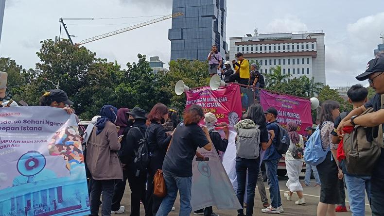 Massa Aksi Perempuan Geruduk Istana Sindir Jokowi Perusak Demokrasi