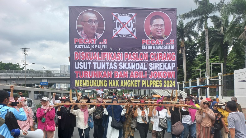 Emak-emak Demo di DPR, Gotong Spanduk Besar Tuntut Ketua KPU dan Bawaslu Dipecat