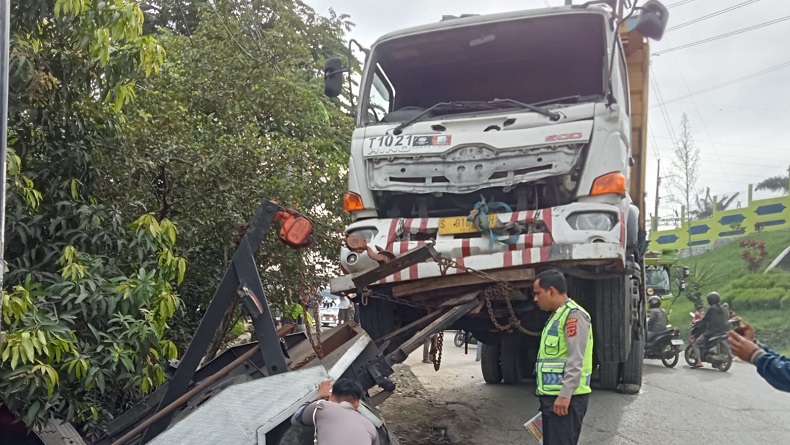 Hilang Kendali, Truk Tabrak hingga Seret 4 Motor di Klapanunggal Bogor