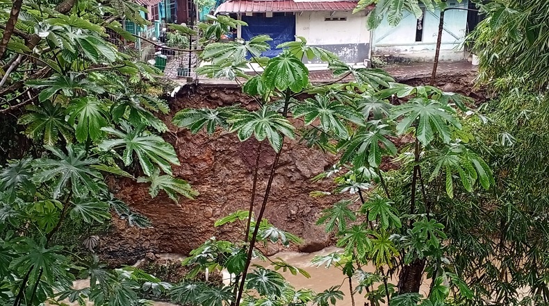 Longsor di Bogor, 2 Motor Terseret Materiel ke Sungai Ciliwung