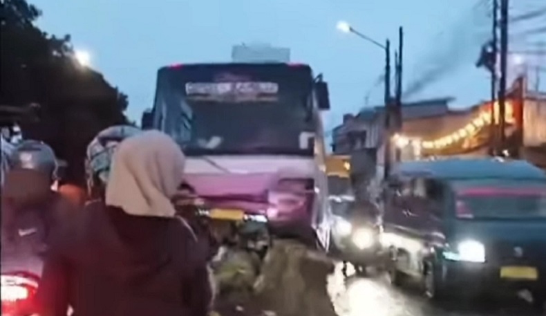 Bus Tabrak Pembatas Jalan di Ciawi Bogor, Diduga Sopir Buru-Buru Kejar Penumpang