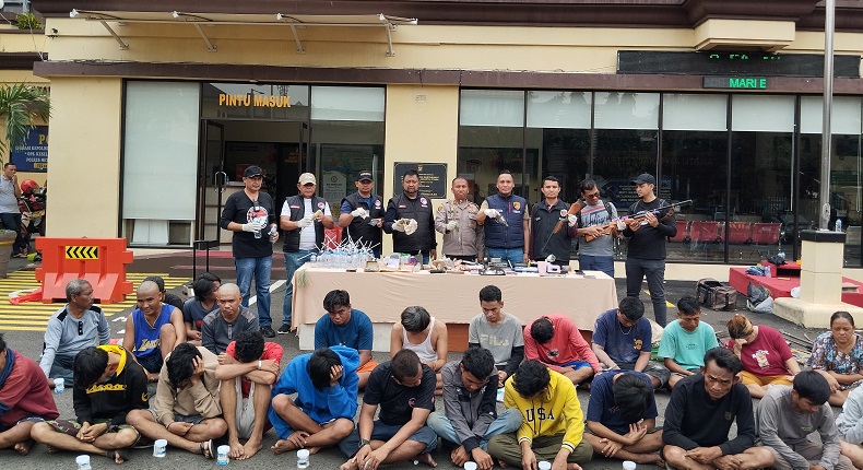 Polisi Grebek Kampung Bahari, Amankan 26 Tersangka hingga Barang Bukti Narkoba