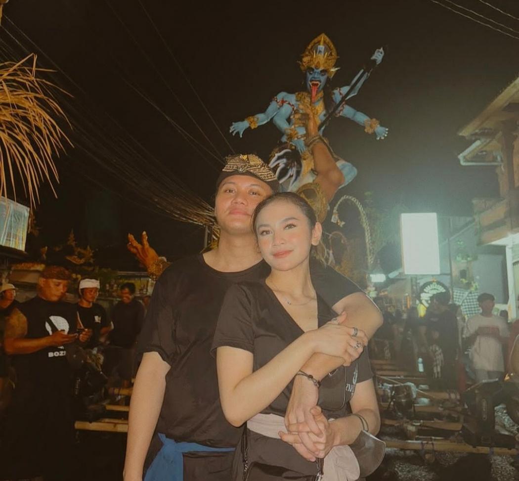 Rizky Febian Temani Mahalini Rayakan Nyepi, Netizen Malah Mempertanyakan Hal Ini