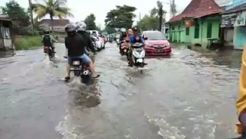 Sungai Rejoso Meluap, Jalur Pantura Pasuruan-Probolinggo Banjir