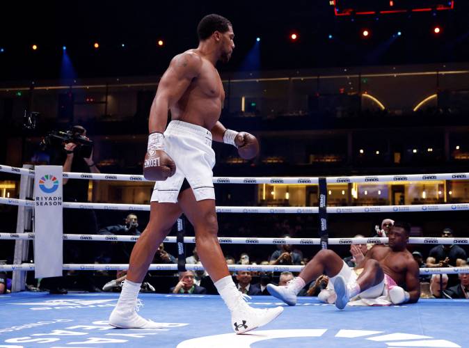 Francis Ngannou Kantongi Rp309,9 Miliar usai Dipukul KO Anthony Joshua