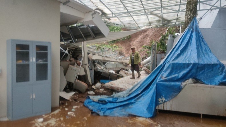 Longsor di Cisarua Bogor, Sebuah Bangunan Rusak Parah