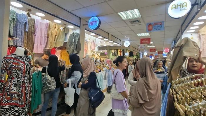 Little Bangkok Tanah Abang Ramai Diserbu Pembeli di Hari Pertama Puasa, Ini Potretnya