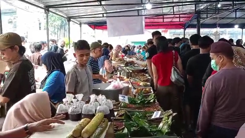 Potret Antusiasme Warga Berburu Takjil di Pasar Ramadhan Benhil, Berkah bagi Pedagang