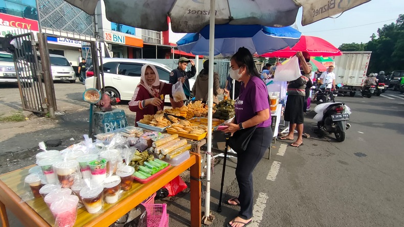 Warga Kebon Jeruk Jakbar Antusias Berburu Takjil di Hari Pertama Puasa, Ini Suasananya