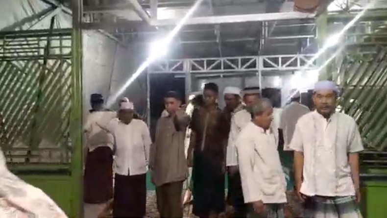 Masjid di Palangka Raya Kebanjiran, Warga tetap Antusias Sholat Tarawih meski di Aula