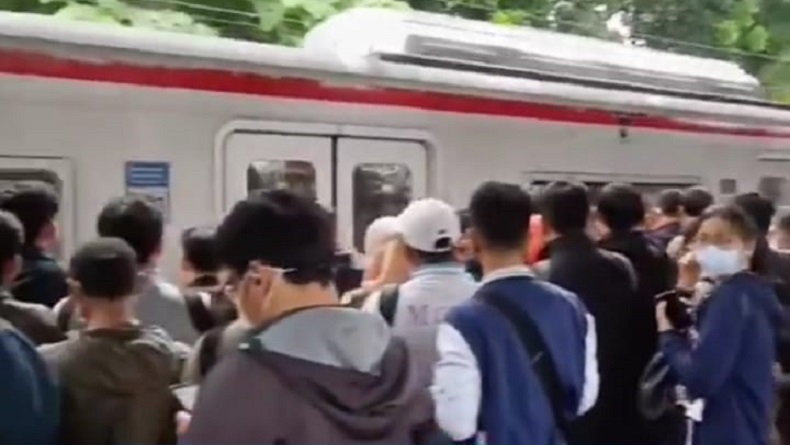 KRL Gangguan di Stasiun Pasar Minggu, Penumpang Menumpuk