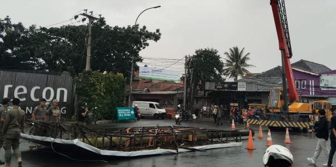 Pemotor Pingsan Tertimpa Papan Reklame Roboh di Gedebage Bandung