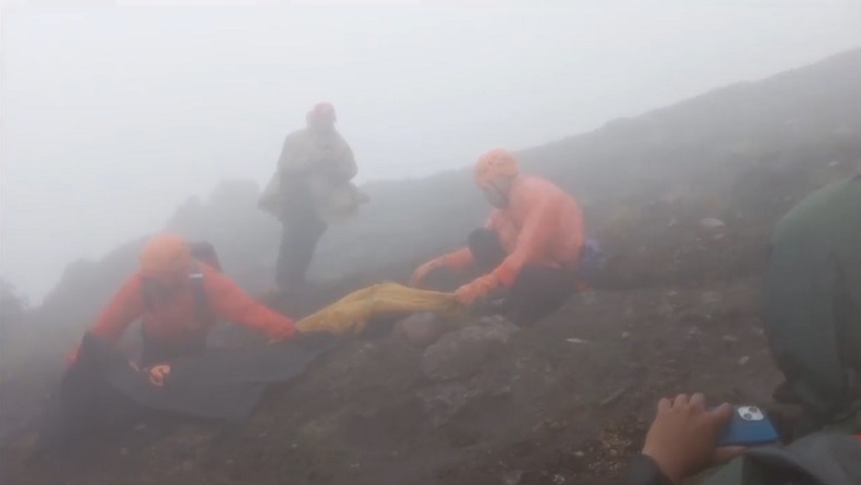 Pendaki Tewas di Gunung Agung, Evakuasi Terkendala Cuaca Buruk