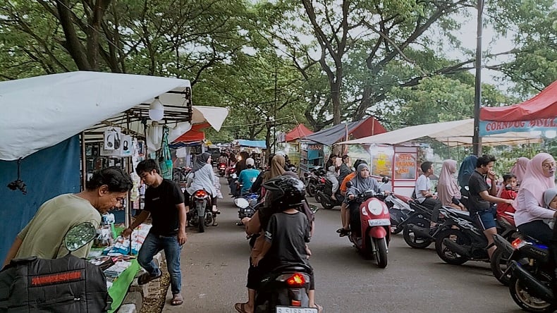 Suasana Ramainya BKT Jakarta Timur, Warga Antusias Berburu Takjil Murah
