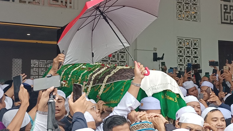 Lantunan Ayat Alquran Iringi Jenazah Habib Hasan ke Permakaman di Cilodong Depok