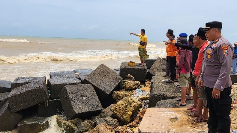 Kapal Nelayan Terbalik Dihantam Ombak di Pamekasan, 3 Selamat 2 Hilang