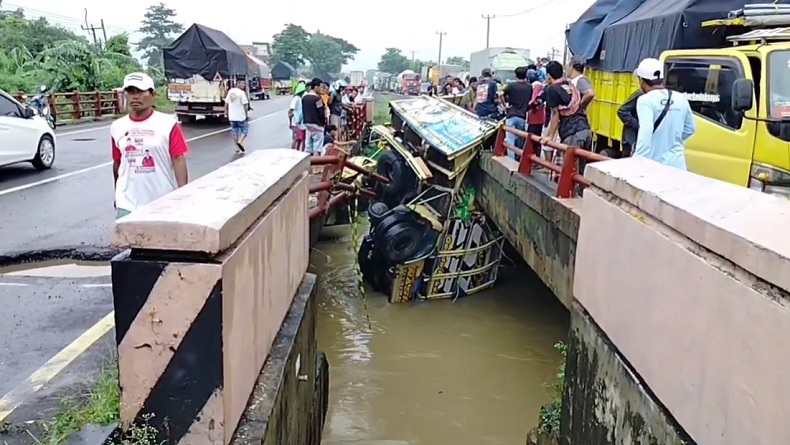 Lindas Lubang di Jalur Pantura Subang, Truk Angkut Beras Oleng lalu Terjun ke Sungai