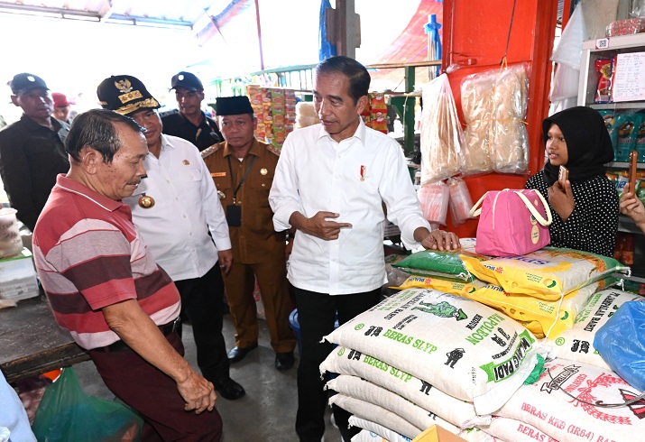 Kunjungi Pasar Kawat Tanjung Balai, Jokowi Cek Harga dan Stok Bahan Pokok