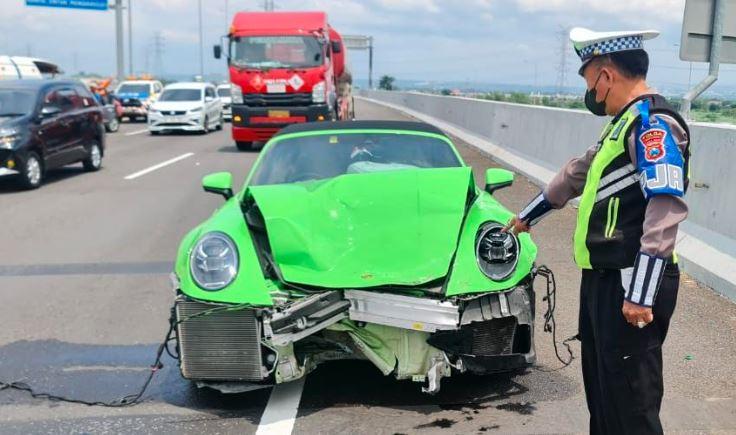 Kecelakaan di Tol Porong, Porsche Ringsek usai Tabrak Livina, 2 Luka-Luka