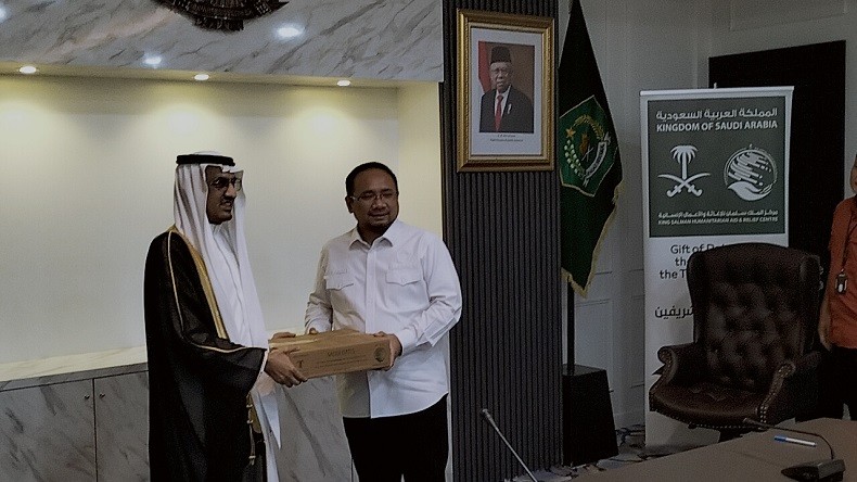 Arab Saudi Serahkan Bantuan 100 Ton Kurma kepada Umat Islam di Indonesia